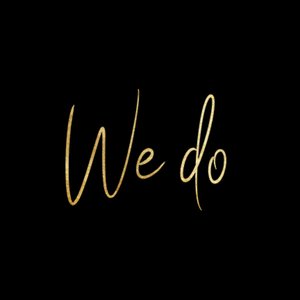 Schwarzer Aufkleber mit Schrift in Goldoptik