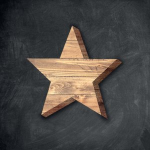 Aufkleber mit Holzstern auf grauem Hintergrund